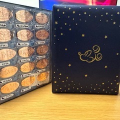 ディズニーのスーベニアメダル45枚とコレクターブックセットの画像