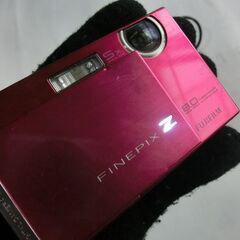 ◍お話し中です★富士フイルムFINEOIX,スライド式ON,OF、スライドさせるとZの文字が点灯（画像５）★綺麗なレッド系ピンク、★簡単動作確認済、オリンパスの適合バッテリー、充電コード、付き、小傷はありますが、比較的綺麗、画像の物のみ★お手数をおかけしますプロフィール必読ですの画像