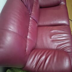 ゆったり2人掛け革調ソファ（ワインレッド）の画像