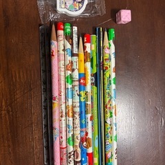 かわいいキャラクターの鉛筆や消しゴムです。の画像
