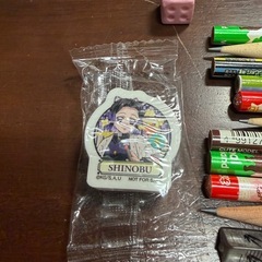 かわいいキャラクターの鉛筆や消しゴムです。の画像
