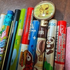 かわいいキャラクターの鉛筆や消しゴムです。の画像