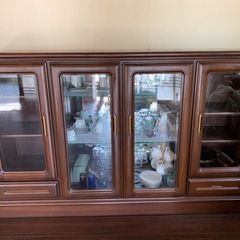 サイドボード　収納家具　カップボード　食器棚　趣味グッズの展示ケースの画像