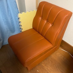 オレンジソファの画像