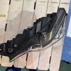 レクサスIS 左ヘッドライトの画像