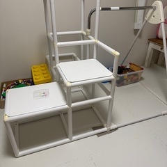 ジャングルジム、滑り台、ブランコ付きの画像