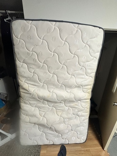 マットレスシングルサイズですけど、2人が大丈夫です。カバー付きです