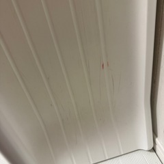 ジャングルジム、滑り台、ブランコ付きの画像