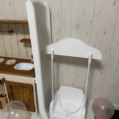 ジャングルジム、滑り台、ブランコ付きの画像