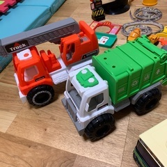 男の子おもちゃ働くクルマキャリアカーなど大量おまとめセットスリコ他ハッピーセットの画像