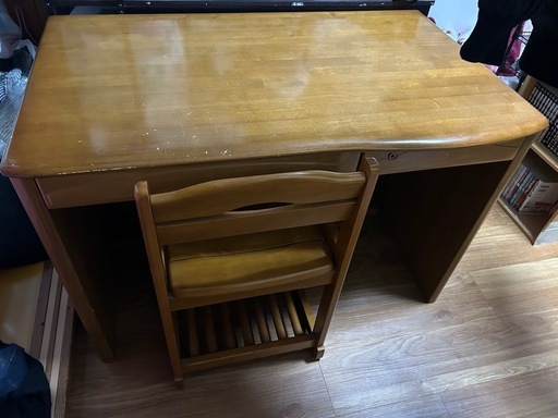 学習机とイス (k.z) 浦添前田のテーブル《学習机》の中古あげます