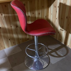 赤い高級感のあるハイチェア1脚の画像