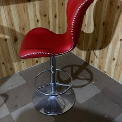 赤い高級感のあるハイチェア1脚の画像