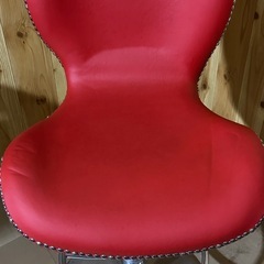 赤い高級感のあるハイチェア1脚の画像