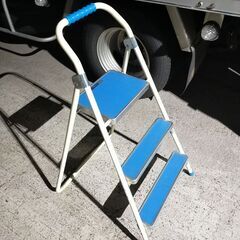 くまねず《姫路》昭和レトロな折りたたみ３段脚立の画像