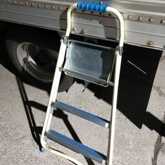 くまねず《姫路》昭和レトロな折りたたみ３段脚立の画像