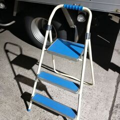 くまねず《姫路》昭和レトロな折りたたみ３段脚立の画像