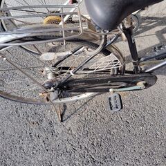 ブリジストン自転車ともうひとつは前後タイヤ空気ぬけてるかパンクしてるか分かりません自転車２台自宅近くまで取りに来られる方。ノークレームノーリターン３Nで宜しくお願い致します。空気入れは付きません。の画像