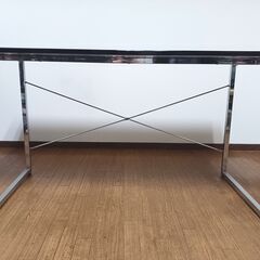 鏡面仕上げ ブラック デスクの画像