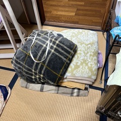 毛布　布団たくさんの画像
