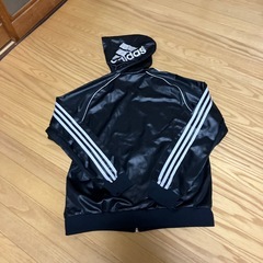 adidasフード付きジャージ上下セットの画像