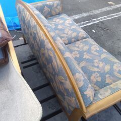カリモク家具 Chitano チターノ 2人掛けソファ 花柄 木製フレーム レトロ アンティーク調 ラブソファ 【引取限定/大阪府羽曳野市】の画像