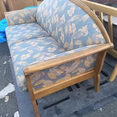 カリモク家具 Chitano チターノ 2人掛けソファ 花柄 木製フレーム レトロ アンティーク調 ラブソファ 【引取限定/大阪府羽曳野市】の画像