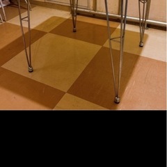 ダイニングテーブルと二脚椅子セットの画像