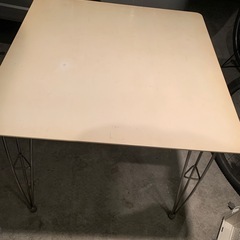 ダイニングテーブルと二脚椅子セットの画像