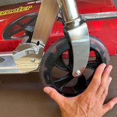 新品未使用　キックスクーター 20cmタイヤ　スタンド付きの画像