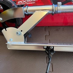 新品未使用　キックスクーター 20cmタイヤ　スタンド付きの画像