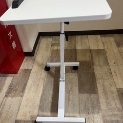 昇降式ベッドサイドテーブル（キャスター付き）の画像