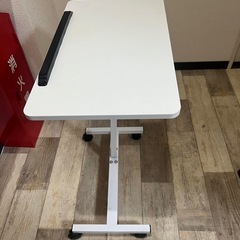 昇降式ベッドサイドテーブル（キャスター付き）の画像