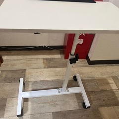 昇降式ベッドサイドテーブル（キャスター付き）の画像