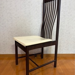 ダイニングテーブルと椅子（4脚）
のセットの画像