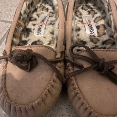 ミネトンカとコンバースの画像