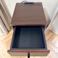 木製ナイトテーブル サイドテーブル 引き出し付き ウォールナット調の画像