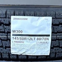 ブリヂストン W300 145/80R12 80/78N LT スタッドレス 4本とゴムバルブ付きの画像