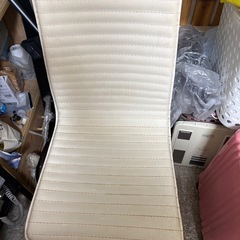 ダイニングテーブルと二脚椅子セットの画像