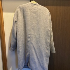グレー　コートの画像