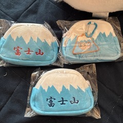 ファービー　ぬいぐるみとポーチ三つセット
の画像