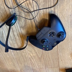 X box one用コントローラー、ゲーム、ヘッドセットの画像
