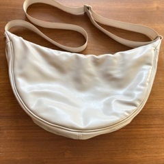 カラーナチュラル　グレー　 ユニクロC レザータッチラウンドショルダーバッグ  の画像