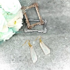 🧊幻想的な輝きを纏う🧊 氷の欠片のような原石風ピアス（オーロラホワイト）の画像