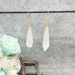 🧊幻想的な輝きを纏う🧊 氷の欠片のような原石風ピアス（オーロラホワイト）の画像