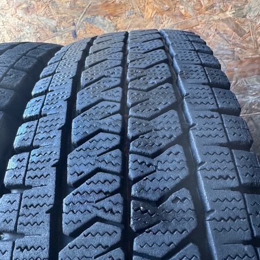 バリ山　BRIDGESTONE ブリヂストン　ブリジストン　VL10 195/80R15 107/105N LT スタッドレス　タイヤ　2023年製　15インチ
