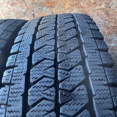 バリ山　BRIDGESTONE ブリヂストン　ブリジストン　VL10 195/80R15 107/105N LT スタッドレス　タイヤ　2023年製　15インチの画像