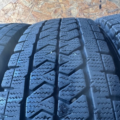 バリ山　BRIDGESTONE ブリヂストン　ブリジストン　VL10 195/80R15 107/105N LT スタッドレス　タイヤ　2023年製　15インチ