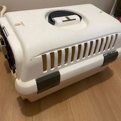 猫用品まとめ売り‼️キャリーケース、システムトイレの画像