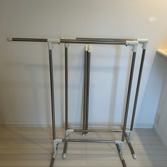 物干し2台と物干し竿(両方伸縮可能)の画像